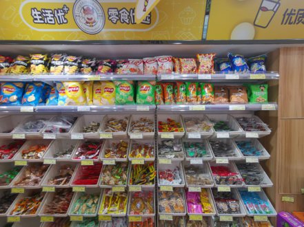 上海虹口的零食優選貨架，銷售模式有些類似台灣早年的「小豆苗」。記者林宸誼／攝影