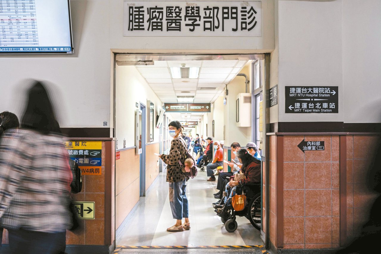 有台灣癌症病友表示，目前自費治療中，醫院要求不能使用健保身分住院，如此藥費無法申請實支實付醫療險，經濟負擔大增。示意圖，與新聞事件無關。本報資料照片