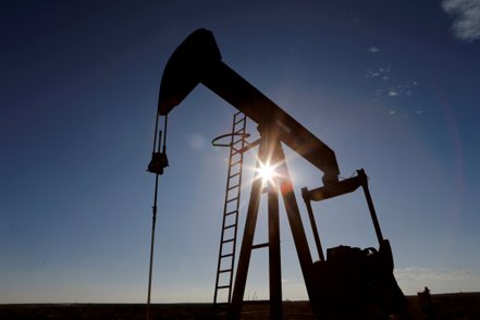 美國西德州原油期貨價格28日小幅上揚。  路透