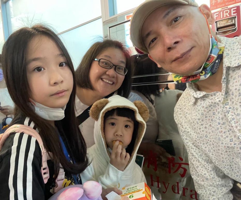鍾欣凌(後)一家人送大女兒兔寶(左)到英國遊學，在機場依依不捨。圖／齊石提供