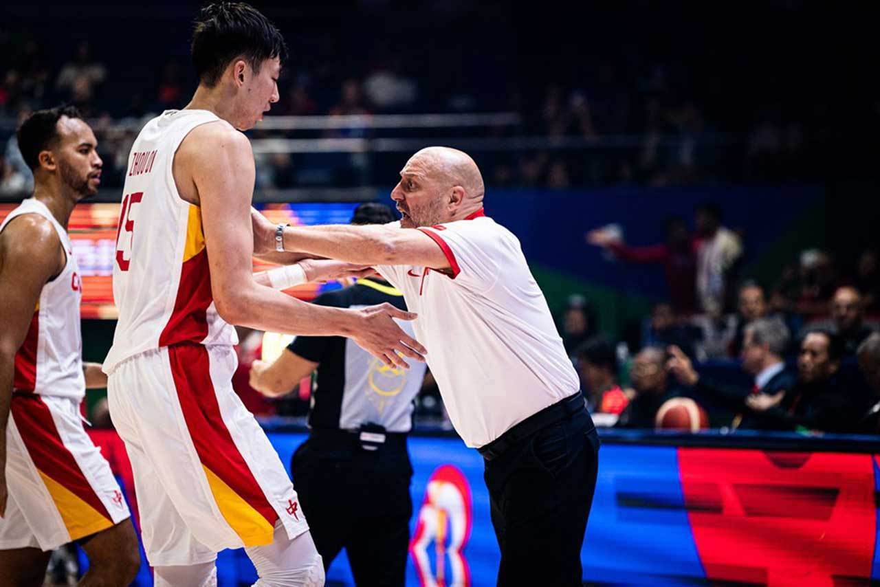 塞爾維亞籍教練喬爾傑維奇(右)生涯帶兵戰功彪炳，但帶領大陸男籃打世界盃卻輸得灰頭土臉。 擷圖自FIBA官方網站