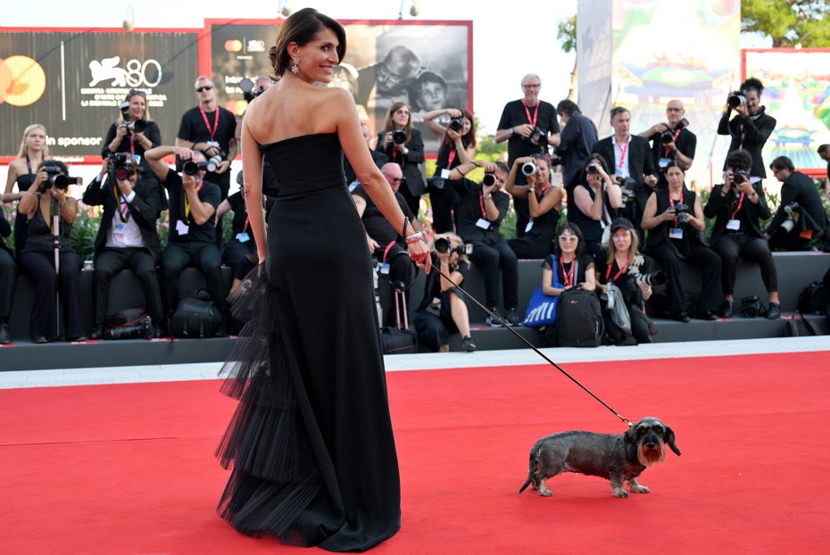 「龐德女郎」卡特琳娜莫里諾牽愛犬走上威尼斯影展紅毯，卻發生意外。（歐新社資料照片）