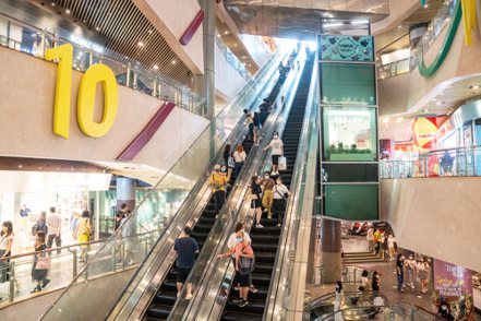 在新冠防疫封閉邊境幾年後，香港今年重啟邊境以來，一直在苦於重拾全球零售天堂的吸引力，經濟卻反而益加仰賴中國大陸遊客，也顯示香港正在失去往日全球購物天堂的光環。（彭博）