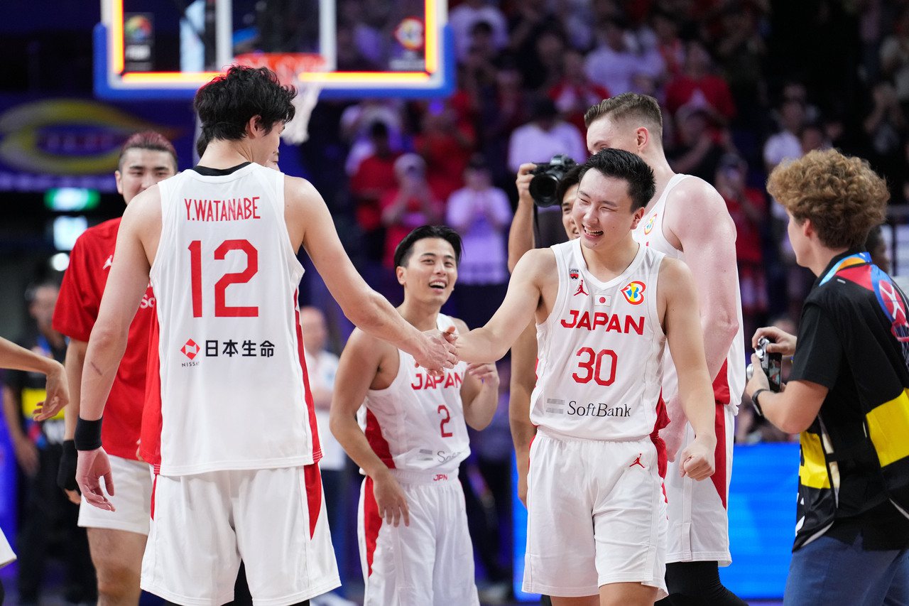 日本代表隊2日在世界盃17到32名排名賽以80比71擊敗維德角，睽違48年第一次「靠自己」奪得奧運門票。 新華通訊社