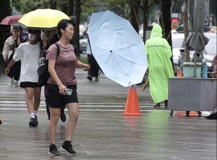 中央氣象局預估今夜台灣本島才會脫離海葵暴風圈。示意圖，與新聞無關。圖／本報資料照片