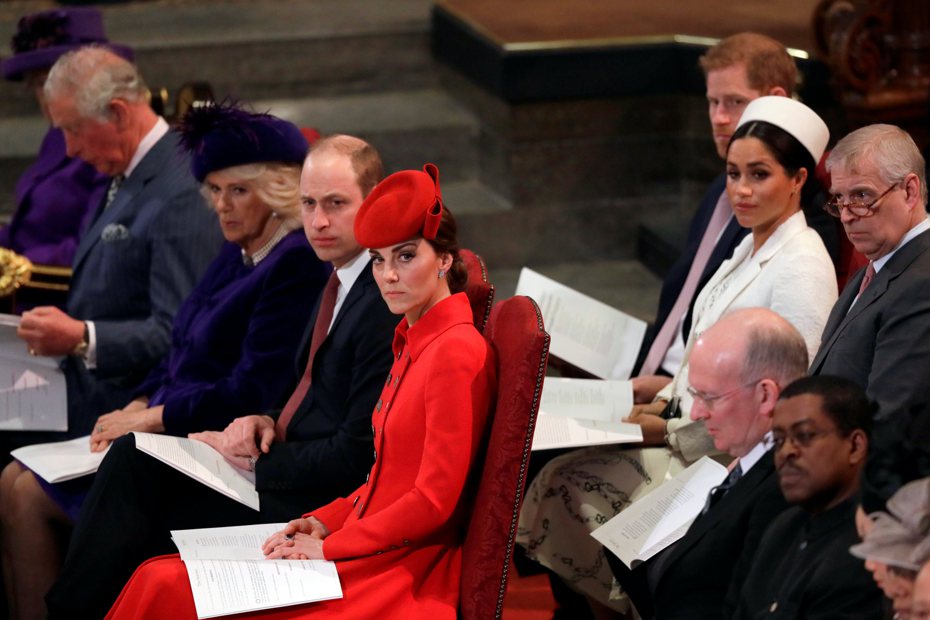 英國皇室兩位妯娌凱特（左排右一）、梅根（右排中）關係欠佳，被認為心結很深。（路透資料照片）