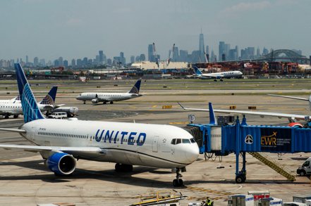 美國聯合航空公司股價一度大跌，因設備故障下令全國所有航班暫停離港，隨後又取消航班停飛令。 路透