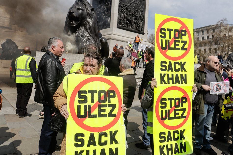 民眾走上街頭抗議超低碳排放區擴大實施，圖為 2023 年 4 月在倫敦特拉法加廣場(Trafalgar Square）的抗議活動。 圖片來源：Steve Eason（CC BY-NC 2.0）