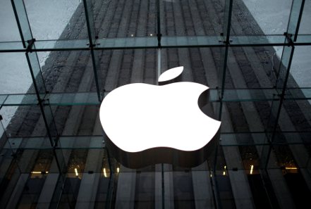 有報導說大陸禁止中央政府機構工作人員工作期間使用iPhone，蘋果股價聞聲大跌3.6%。 路透