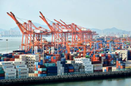 中國海關總署7日公布8月外貿數據顯示，以美元計價，其出口按年跌8.8% 進口降7.3%，持續負增長。圖為福建廈門港海天碼頭。（中通社）