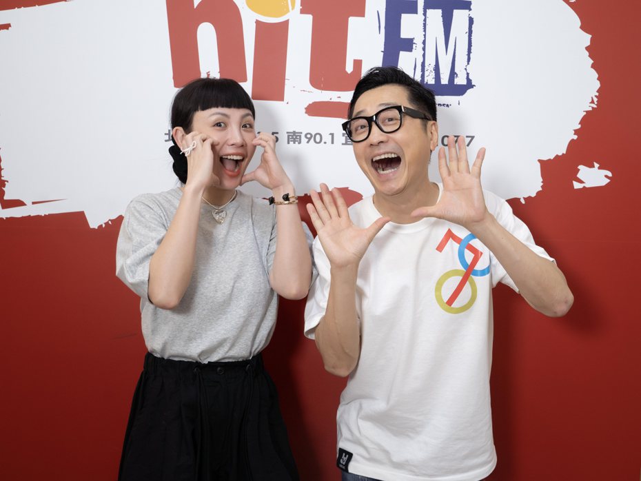 庾澄慶（右）推出單車實境秀，日前上魏如萱電台節目宣傳。圖／Hit Fm聯播網提供