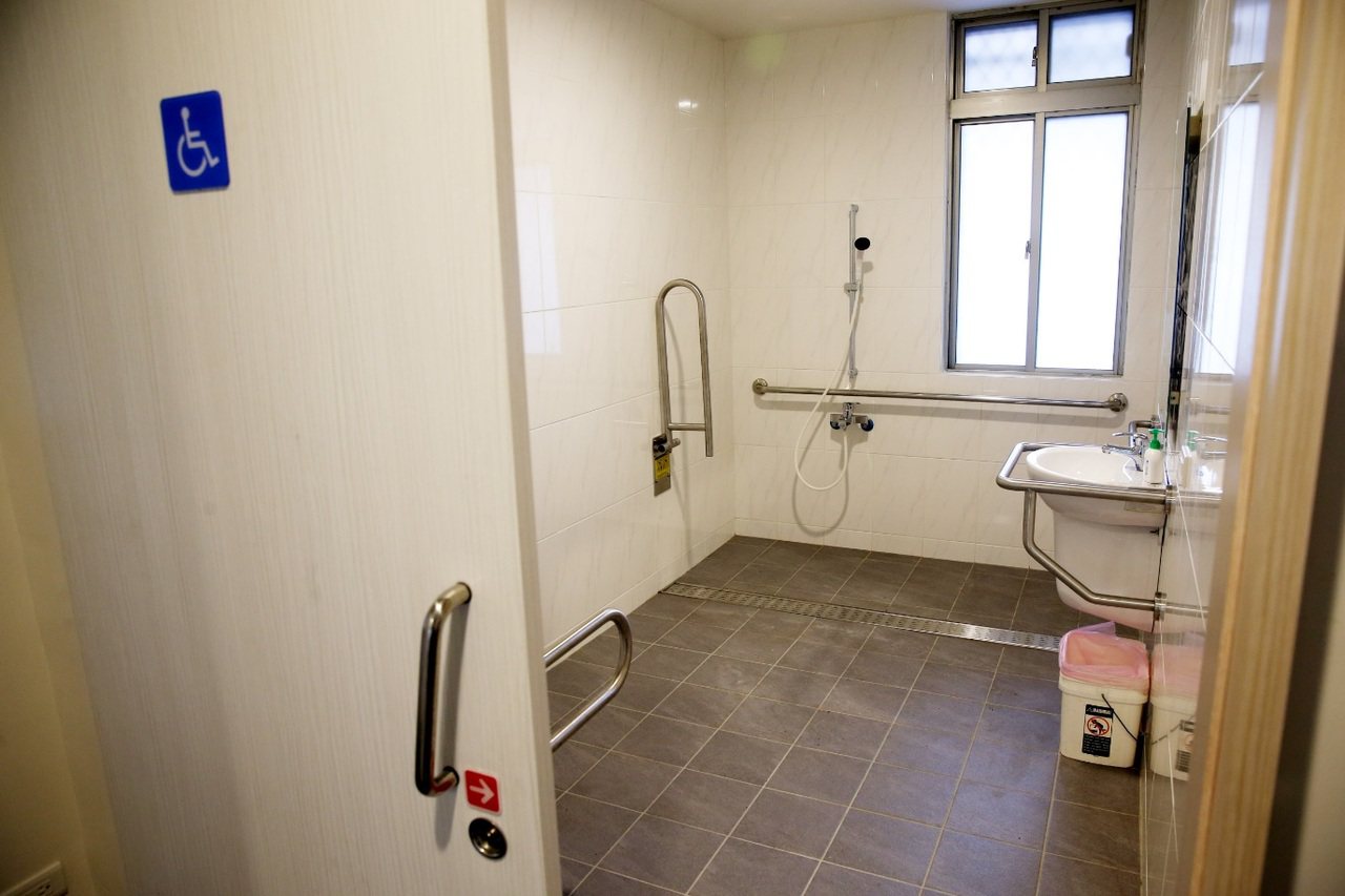 浴室使用扶手增加居家活動安全。圖／報系資料照