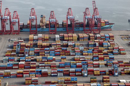 最新出爐的上海集裝箱出口(SCFI)貨櫃運價指數終止連4漲。 路透