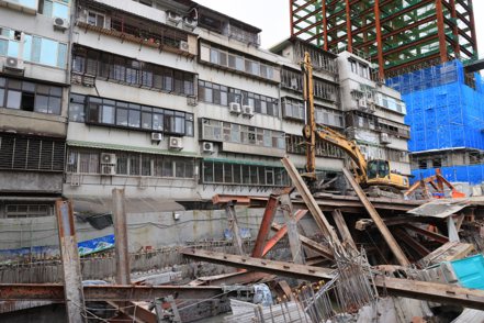 台北市大直街94巷周圍疑因鄰近建案工程，造成民宅傾斜、下陷。 記者余承翰／攝影