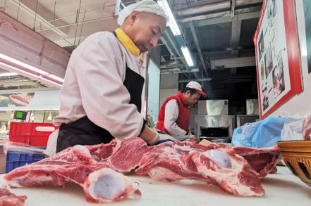 大陸8月豬肉價格較去年同期大幅下降17.9%，影響CPI下降約0.28個百分點。（中新社）