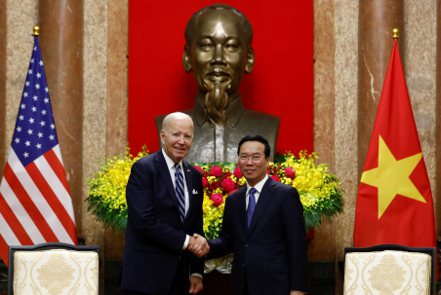美國總統拜登（左）和越南國家主席武文賞達成多項合作協議。 路透