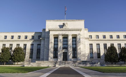 北美一些大型銀行的首席經濟學家認為，聯準會已經完成升息，明年可能會降息大約一個百分點。美聯社
