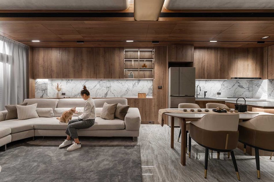 客廳置入米白色沙發床，可隨使用情境轉換型態，滿足屋主待客需求。