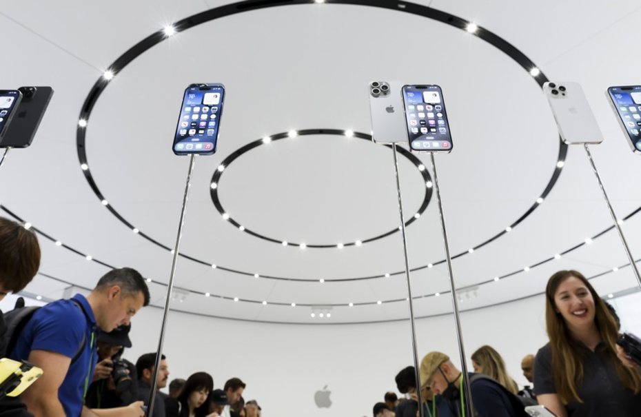 全新蘋果（Apple）手機正式亮相，台灣網友認為太貴。歐新社