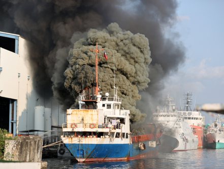 停靠在高雄中信造船碼頭的一艘喀麥隆籍散裝貨輪今下午起火，火勢猛烈。 記者劉學聖／攝影