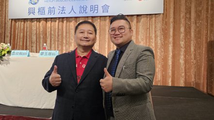 和迅創辦人溫慶玄（左）因罹癌赴美進行細胞治療後，決定投入生技業，右為和迅董事長溫政翰。   記者何佩儒／攝影