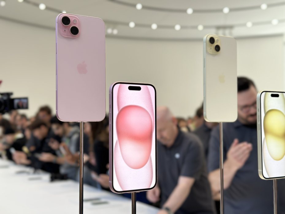 iPhone 15和iPhone 15 Plus推出全新弧形邊緣，以及耐用的注色玻璃背板。記者黃筱晴／攝影