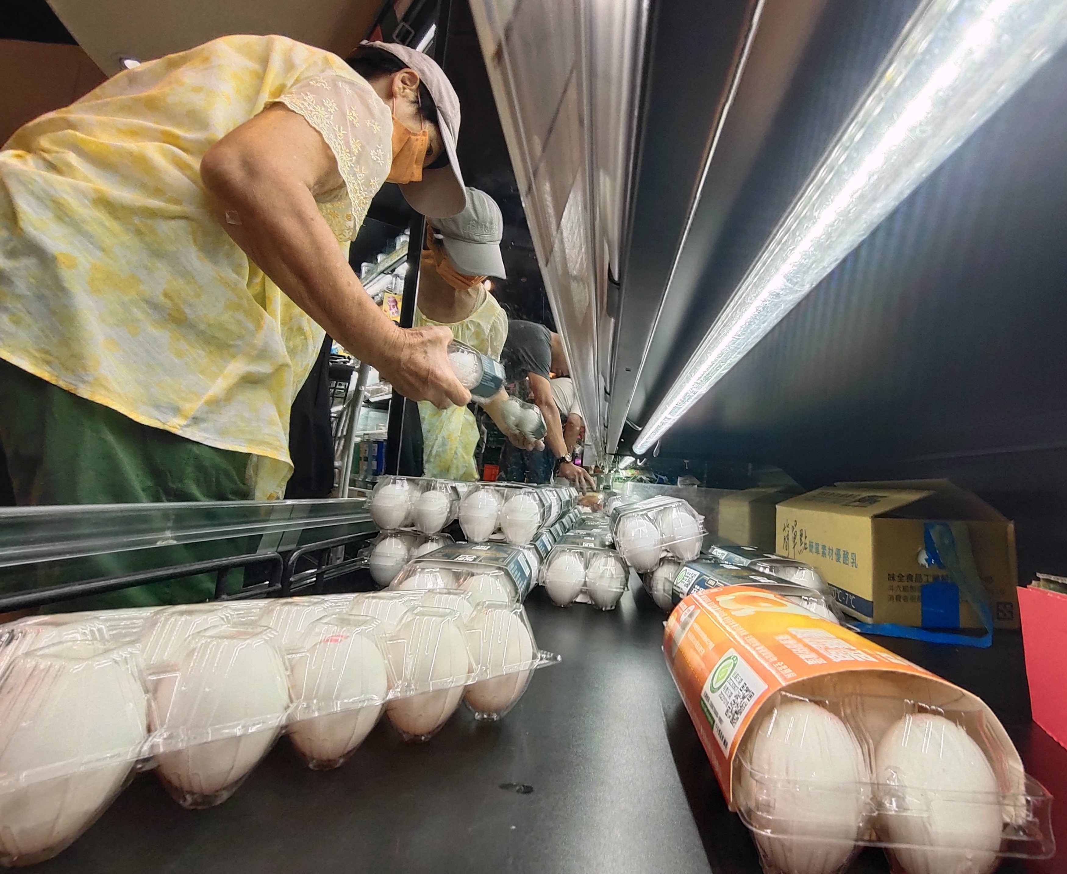台農巴西進口雞蛋誤標效期事件，國內消費者在超市選購蛋品時都會特別留意。記者林澔一／攝影