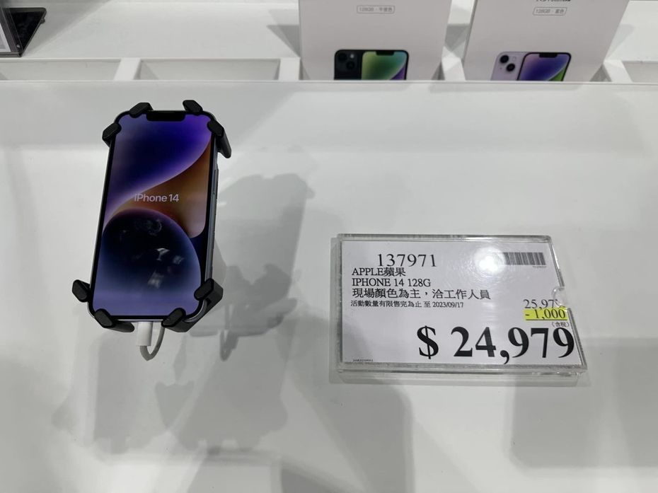 網友去逛好市多時，發現iPhone 14系列的價格變便宜了，現場iPhone 14 128G折扣1,000元，變成24,979元。圖／COSTCO 好市多 商品消費心得分享區