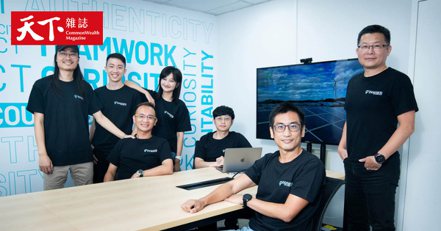 慧景共同創辦人徐宏民（右1）、執行長黃建峯（右2）、副總經理詹前鋒（座席左1），用AI解決太陽能廠痛點。圖片來源：黃明堂攝