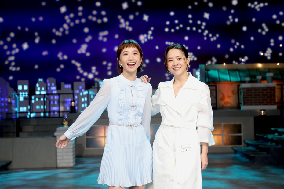 曾寶儀(右)和Lulu以公視「姐妹們的音樂萬萬歲」入圍綜藝節目主持人獎。圖／公視提供