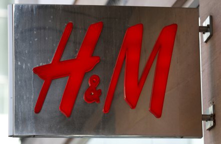 瑞典服飾零售商H&M漲價趕跑消費者，上季營收成長意外停滯。     （路透）