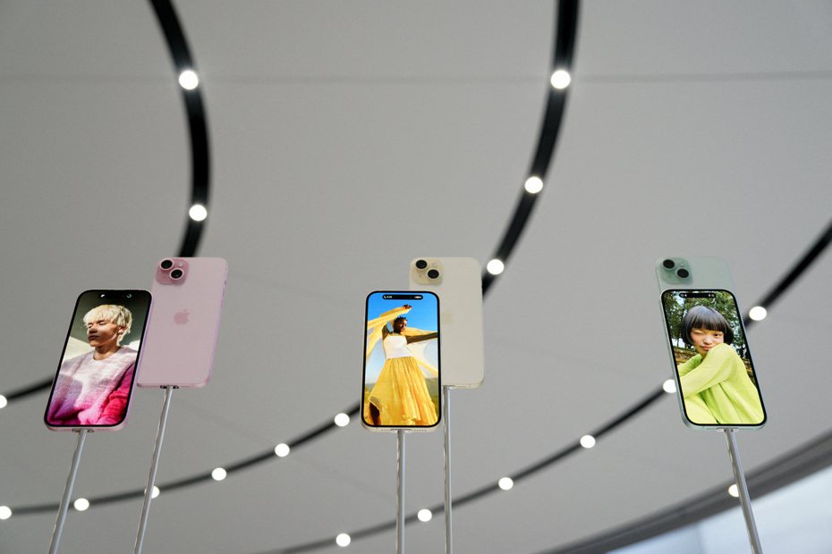 亞太電信將於9月22日在全台Gt智慧生活門市開賣iPhone 15全系列新機，今（19）日公布5G極速升等購機方案，月付1,599元，綁約48期購機約，專案價零元，可把全新iPhone 15 128GB帶回家。路透