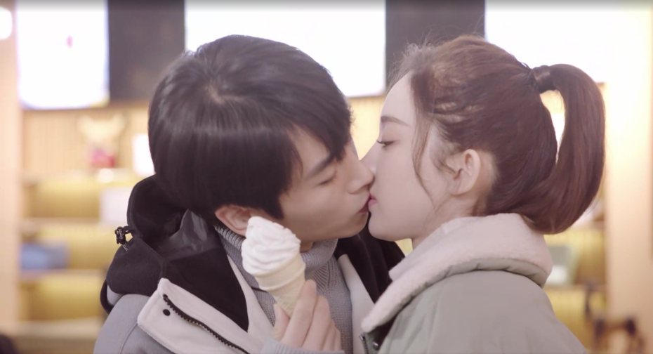 陳曉(左)、古力娜扎上演冰淇淋吻。圖／翻攝自MyVideo
