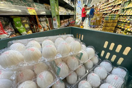 巴西進口雞蛋「誤標效期」事件擴大，食藥署今啟動為期4個月的市售雞蛋稽查專案，包括全國販售通路，如量販店、賣場、超市、超商及市場等進行雞蛋查核，預計查核4000件。 記者黃仲裕／攝影