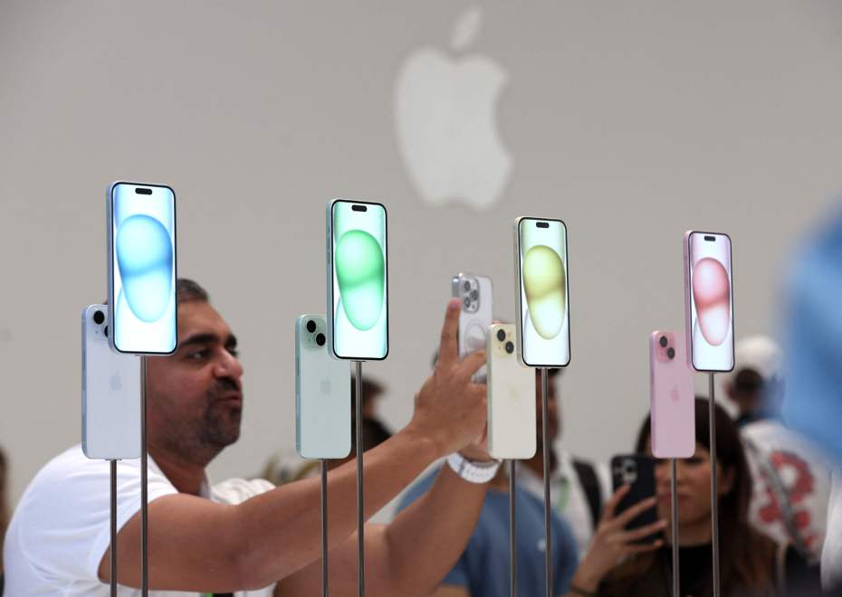 蘋果iPhone 15系列新機亮相，法人分析供應鏈指出，中國廠商在封裝模組、玻璃背板、電池、USB-C連接埠、聲學元件、無線充電等關鍵零組件以及組裝代工滲透率提升，在稜鏡等光學關鍵元件，中國廠商角色更不容小覷。法新社