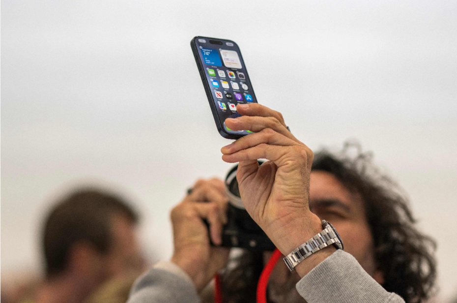 外媒報導，蘋果首度採用鈦金屬材質的旗艦款iPhone 15 Pro系列驚見2大缺點，還被爆料特定顏色可能更有相關問題。（法新社）