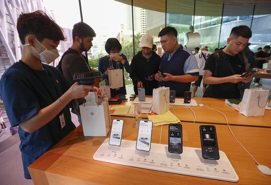 蘋果手機iPhone 15系列於9月22日正式開賣後，吸引不少果粉到直營店試用新手機。圖為泰國蘋果直營店。（歐新社）