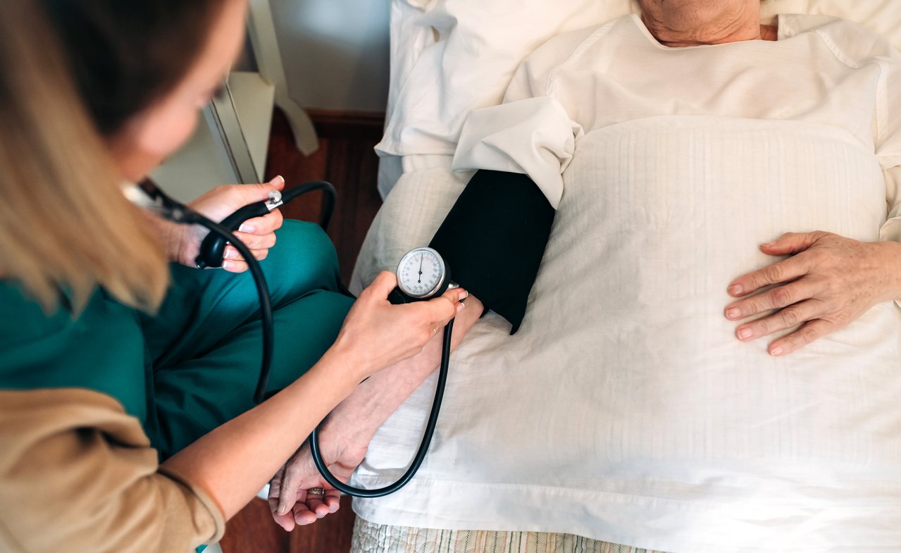 怎麼正確量血壓是許多人關心的議題，在大多數的情況下，一般人在測量血壓時都是坐著，不過這可能無法揭示一個人心血管健康的全貌，因為有些人躺著時可能患有高血壓，而坐著時血壓則正常。