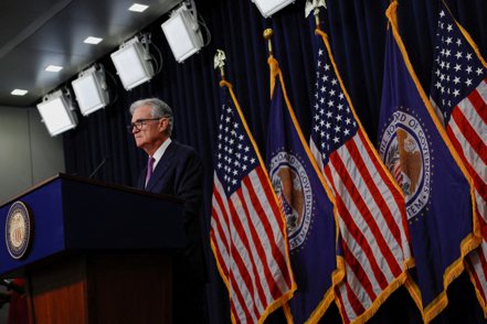 美國聯準會（Fed）主席鮑爾20日舉行記者會，說明最新利率決策。   路透