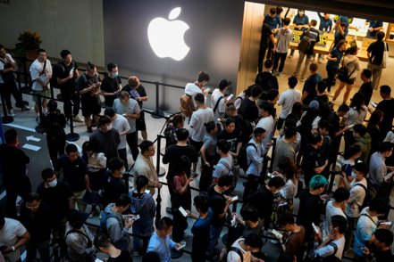 蘋果iPhone 15新機開賣，全球果粉排隊搶買。圖為上海門市的排隊人潮。（路透）