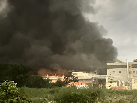 明揚屏東廠燒整晚，廠房持續竄出濃煙成黑雲。記者張已亷／攝影