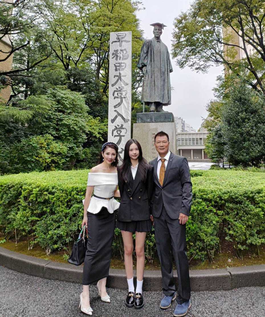 蔡詩萍與林書煒送女兒去日本早稻田大學參加入學式。 圖／擷自臉書
