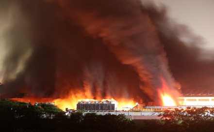 明揚國際科技公司屏東廠區大火，造成逾百人死傷重大事件，圖為當天火災情況。 圖／聯合報系資料照