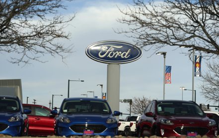 福特汽車周一宣布，暫停興建投資35億美元在美國密西根州打造的一座電動車電池廠。美聯社