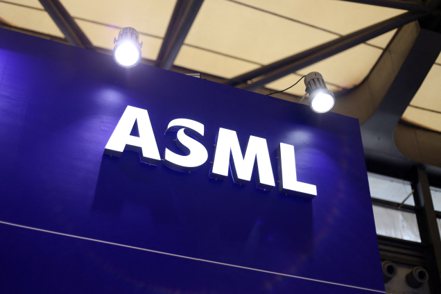 分析師指出，荷蘭半導體設備大廠艾司摩爾（ASML）可能會調降明年EUV設備出貨預估。路透