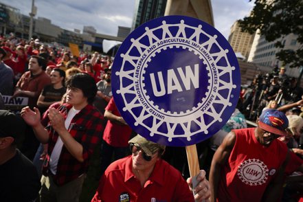 美國最大汽車工人工會－聯合汽車工會（UAW）擴大罷工施壓，今天增加約7000名成員加入抗議底特律3大汽車製造商的行列。(美聯社)