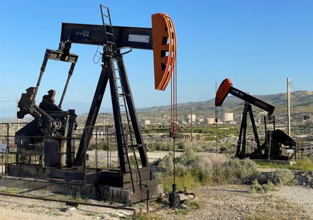 油價今天拉回，不過隨著俄羅斯燃油出口減少，可能會進一步緊縮因石油輸出國家組織和結盟油國（OPEC+）減產而吃緊的原油市場，季線收紅，創一年多以來最大漲幅。路透