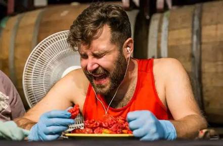 加拿大男子傑克用最短時間完食50顆死神椒，刷新自身金氏世界紀錄，接著又吞下85顆，總共135顆死神椒下肚。取自臉書