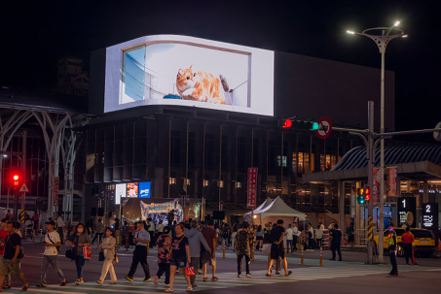 基隆體感娛樂場館「ANIVERSE漫遊者：實境體感基地」頂樓擁有全台最大裸視3D弧形廣告牆。智崴／提供