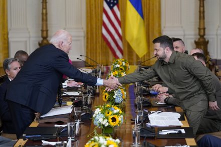不到兩周前，烏克蘭總統澤倫斯基（右）才到訪華盛頓。（美聯社）